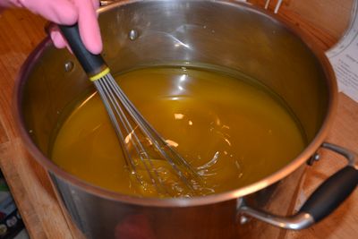 Mélanger (déclencher la saponification)